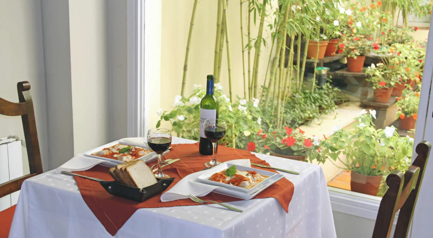 Mesa de desayuno junto al patio del hotel