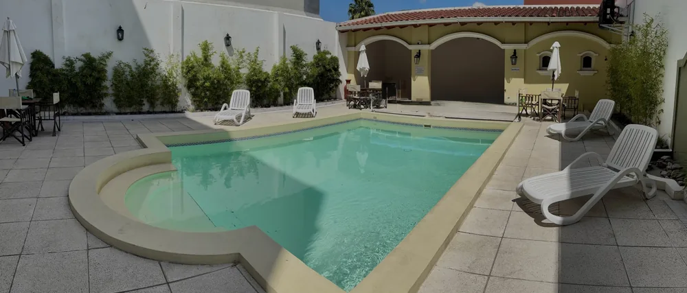 Piscina y sector exterior del hotel